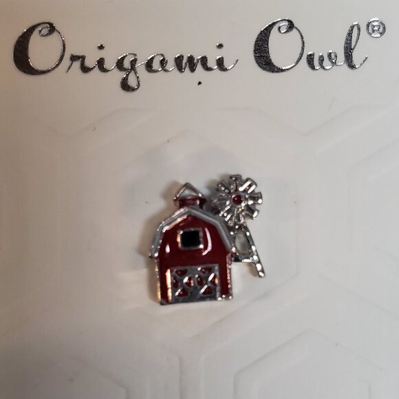 Origami Owl - Brand New Adorable Barn and Farm Charm - Picture 1 of 2